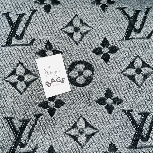 Louis Vuitton: LV Logo Logomania Fringe Scarf (Grey) - Picture 2 of 16
